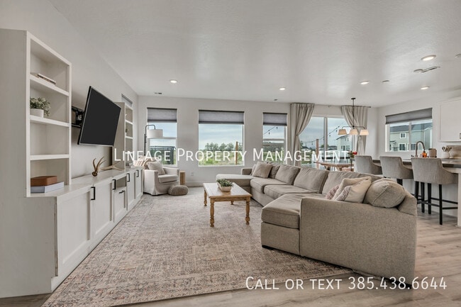 Building Photo - 3056 S Shoreline Dr