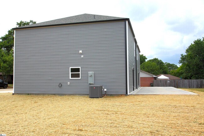Building Photo - 404 Sierra Rd