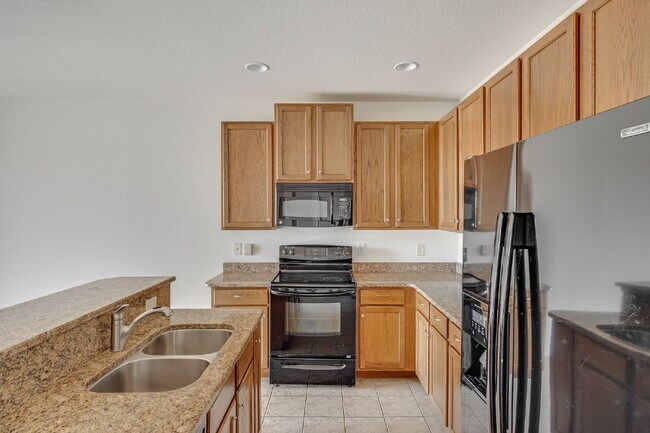 Building Photo - Beachside Townhome in Gated Community