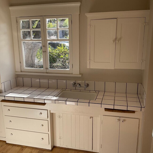 Building Photo - 272 S Grand St