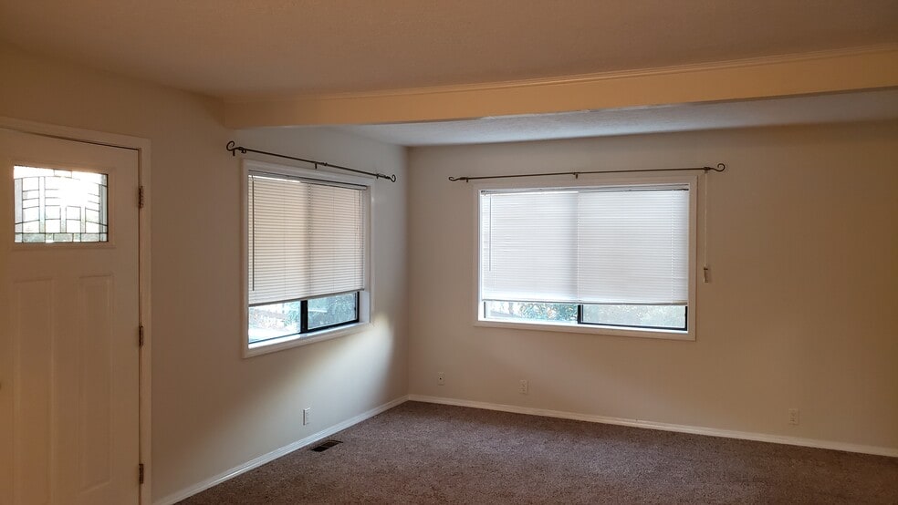 living room - 607 N 1st Ave