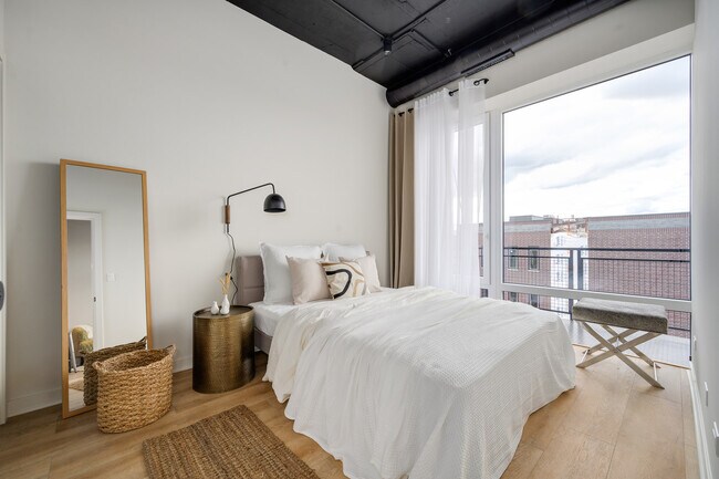 Building Photo - 2725 N Thatcher Ave