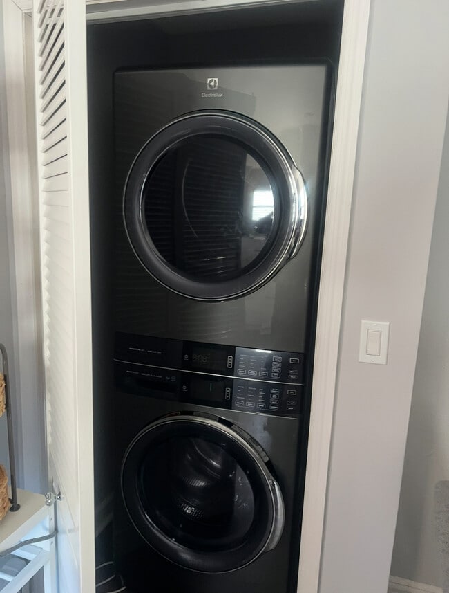 Building Photo - 43 2nd Ave