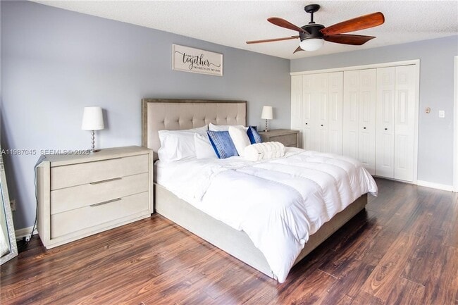 Building Photo - 8980 Palm Tree Ln