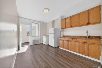 Building Photo - 74 Oak St