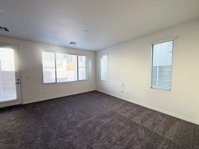 Building Photo - Beautiful 3 bedroom 2.5 bath Home in Provi...