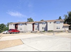 Building Photo - 1050 Plaza Ct N