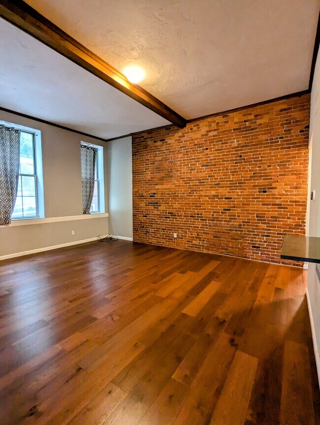 Building Photo - 926 Southbridge St