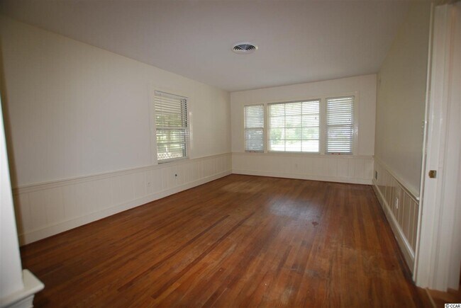 Building Photo - 402 50th Ave N