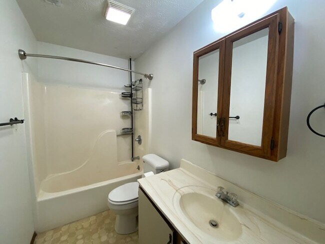 Building Photo - 5 N Chillicothe St