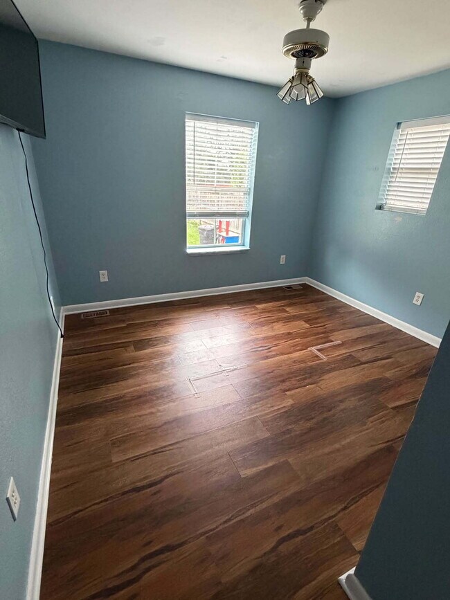 Building Photo - Spacious 5-Bed Retreat with Modern Updates in Aurora. Included - Greenhouse and Shed!
