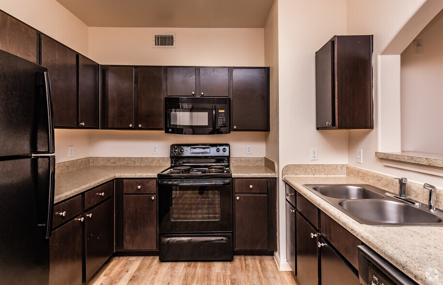 2BR, 2BA - 1068SF Kitchen - Paseo Pointe