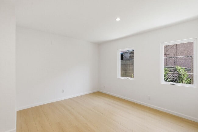 Building Photo - Beautiful modern 3 Bed + 2 Bath House