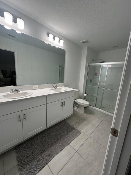 Master Bath - 2263 Portrait St