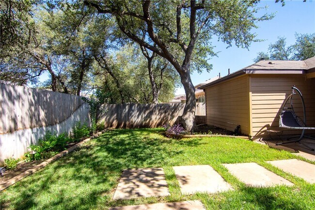 Building Photo - 2301 John Tee Dr