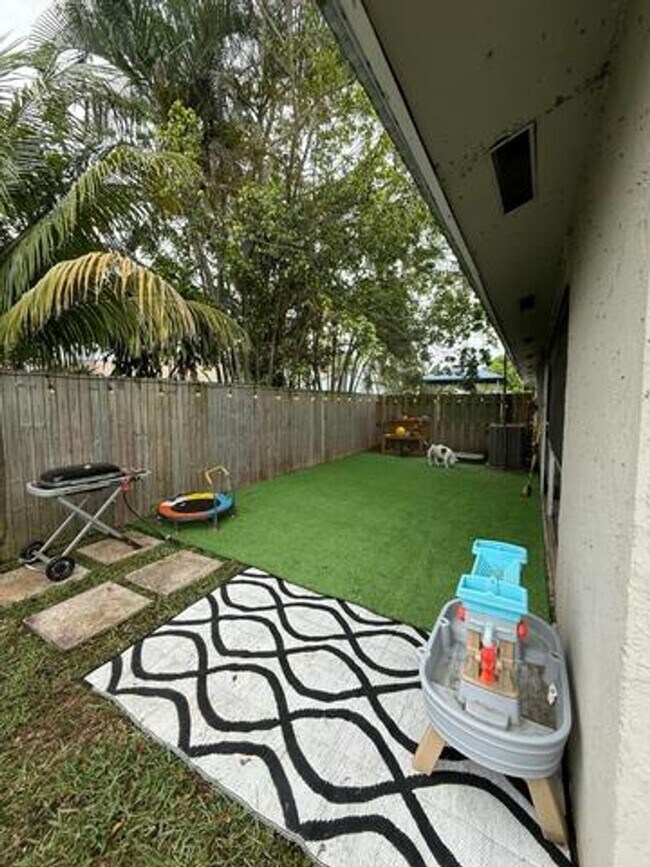 Building Photo - 9128 Roan Ln