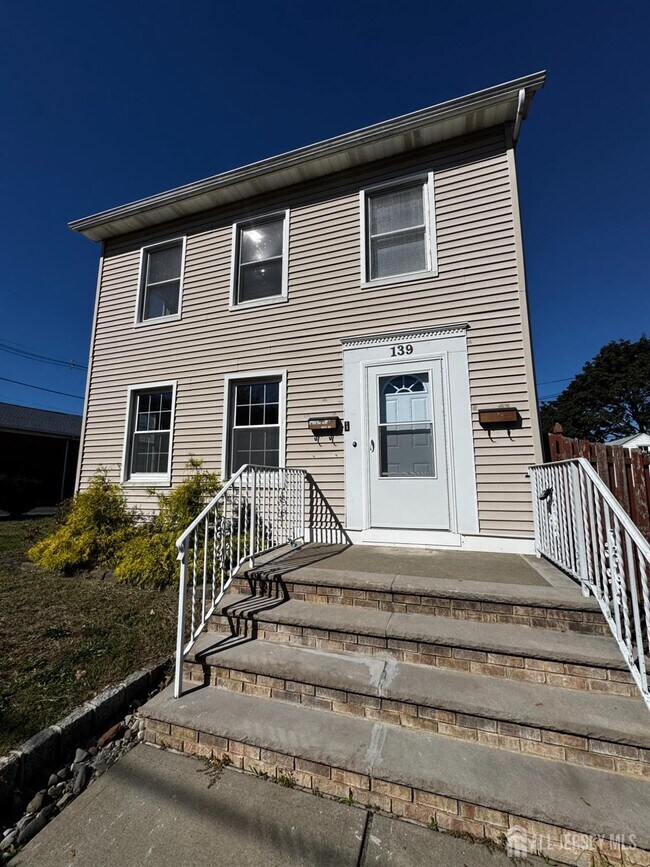 Primary Photo - 139 Main St
