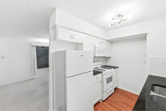 Building Photo - 505 W 7th St