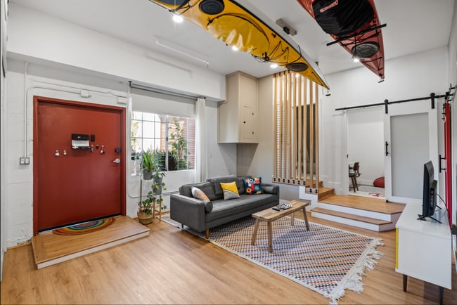 Building Photo - Industrial Chic 3bed/3bath loft style cond...