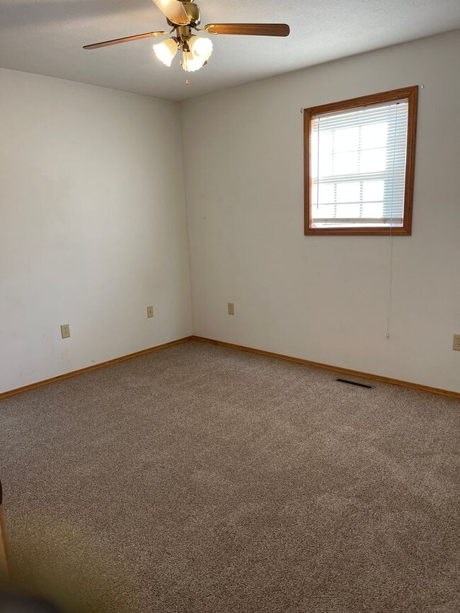 Building Photo - 2 BEDROOM 1 BATHROOM APARTMENT FOR RENT