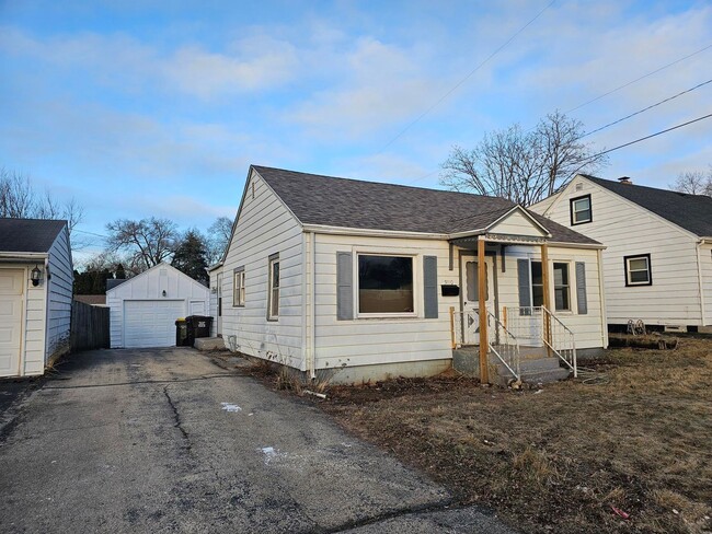 Building Photo - TWO Bedroom house