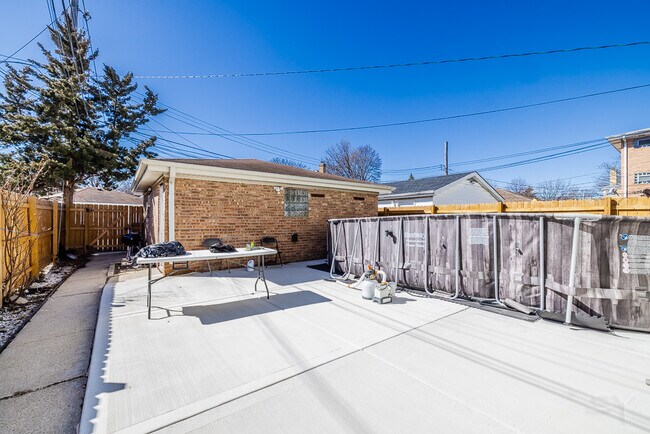 Building Photo - 6511 W Higgins Ave