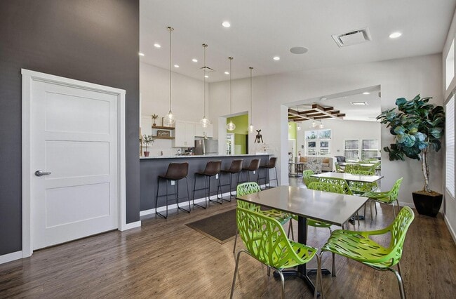 Building Photo - 933 Persimmon Ln