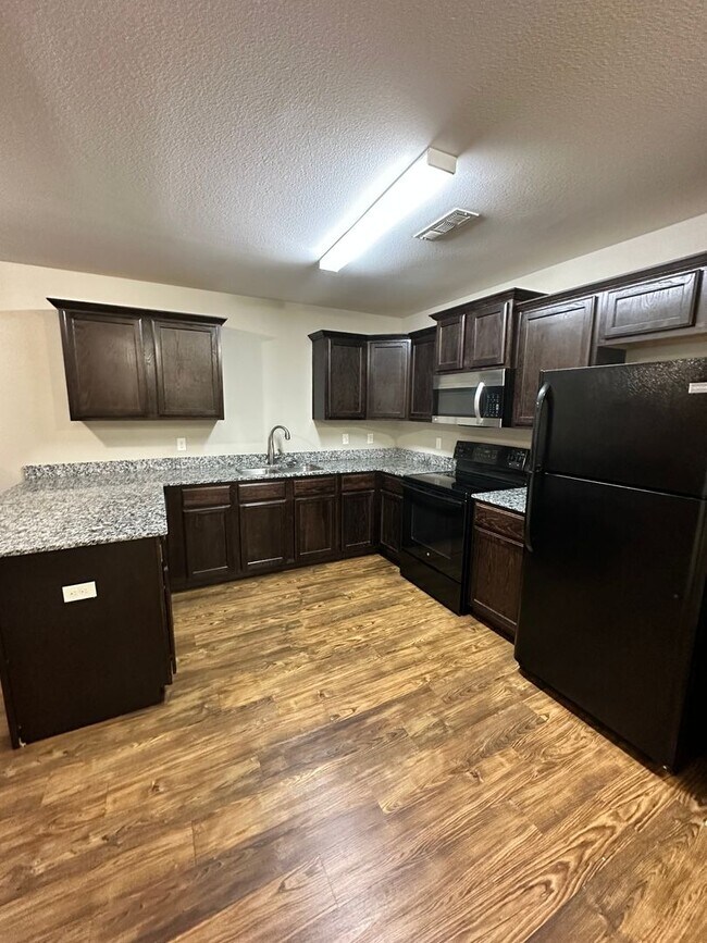 Building Photo - 3 Bedroom 2 Bathroom For Rent in Bentonville!