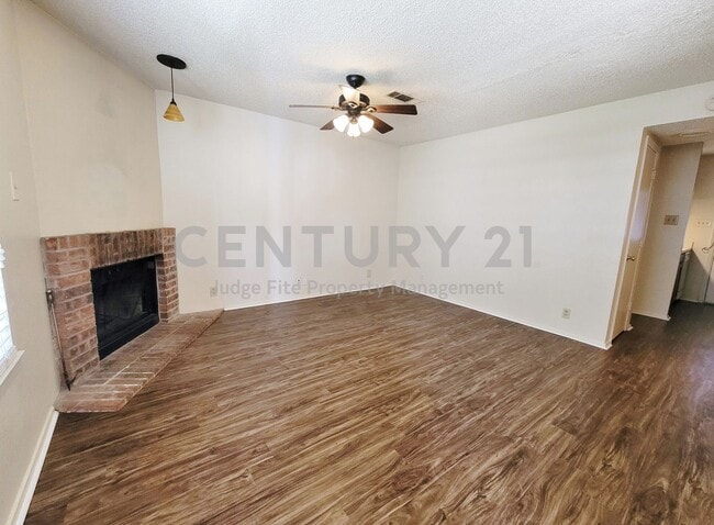 Building Photo - Fabulous 2/2.5 Within Walking Distance to UNT For Rent!