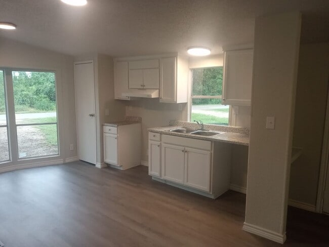 Building Photo - Be part of this cozy community at Roy Harris Loop