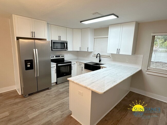 Building Photo - Fully Renovated Cul-de-sac Corner Lot Home in Fort Walton Beach!