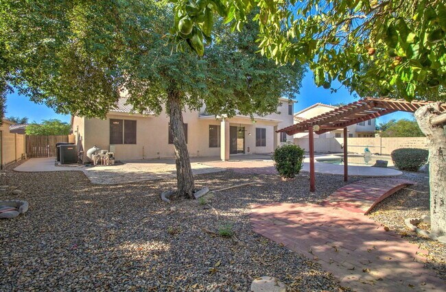 Building Photo - 2026 E County Down Dr