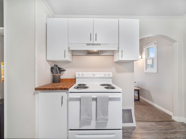 Building Photo - Millwood 2 bedroom condo