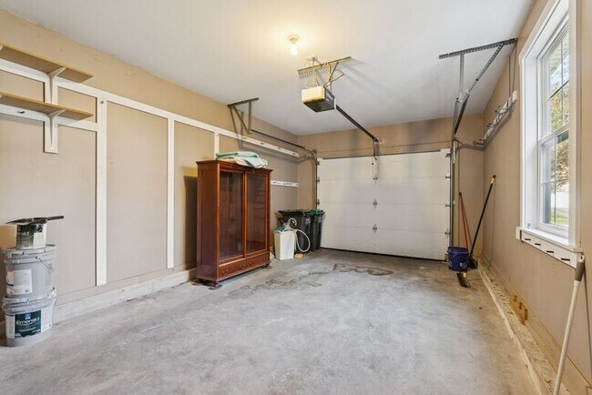Building Photo - 7 Dunnhill Dr