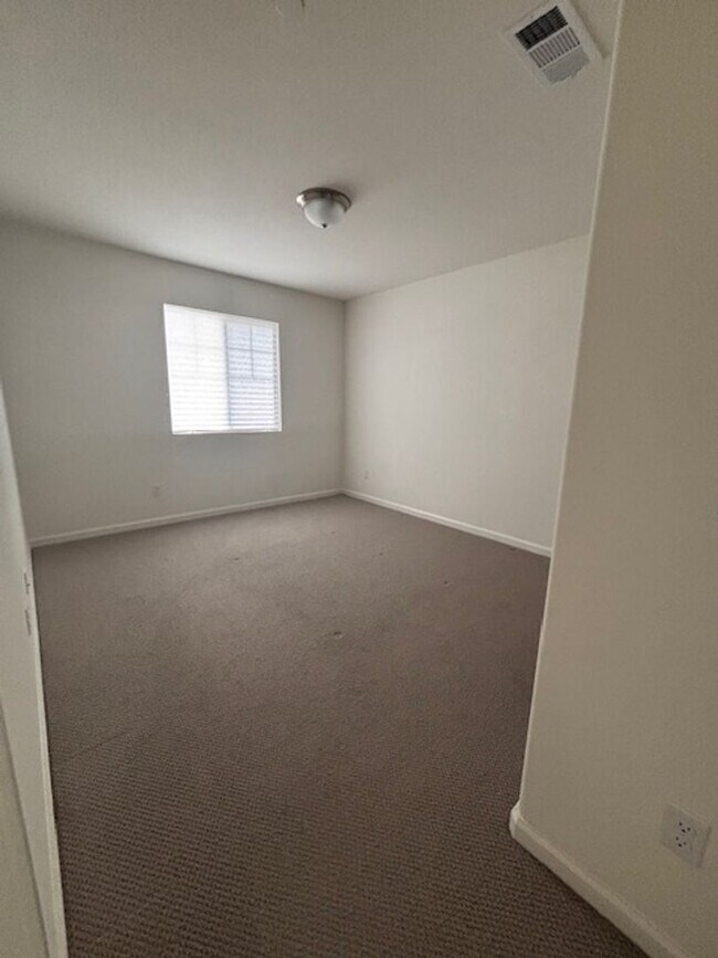 Building Photo - Welcome home to this beautiful Murrieta Town Home!