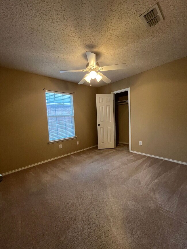 Building Photo - 3/2/2 on a Quiet Cul-De-Sac Street in the Frenship ISD