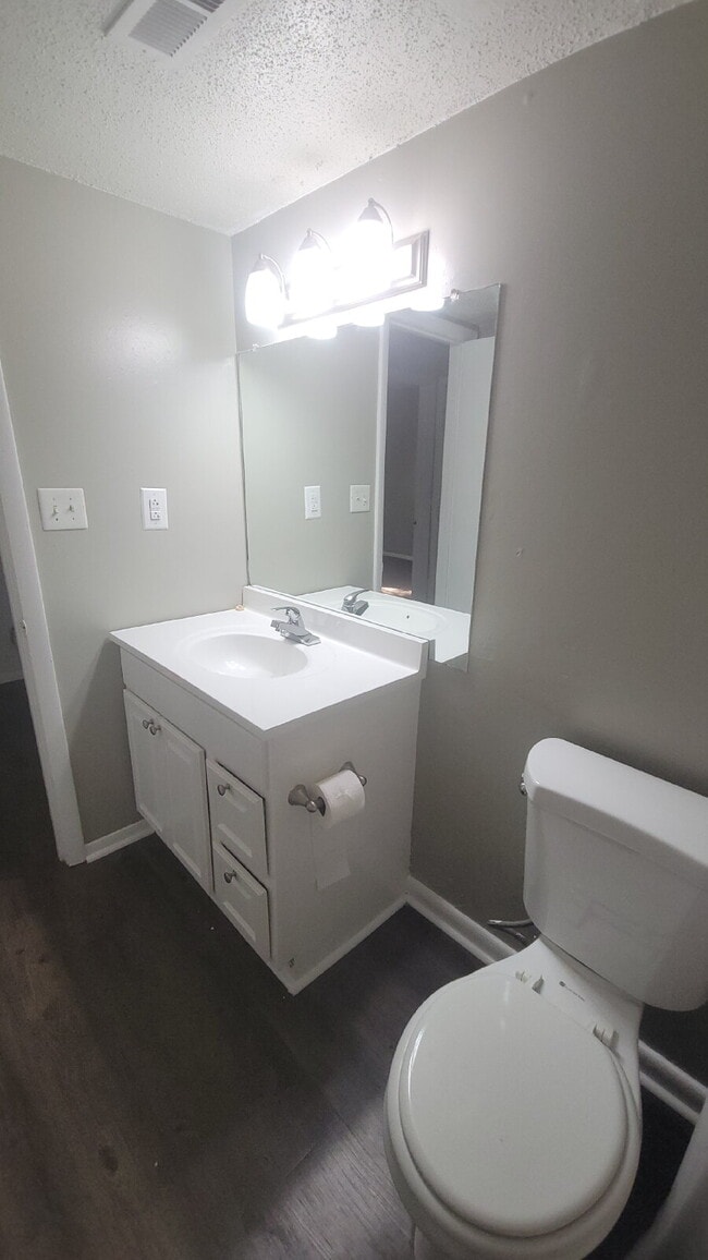 Building Photo - 1 month free, Call for details!!! "Cozy 2-Bedroom Retreat with Full Bath in Prime Huntsville Loca...