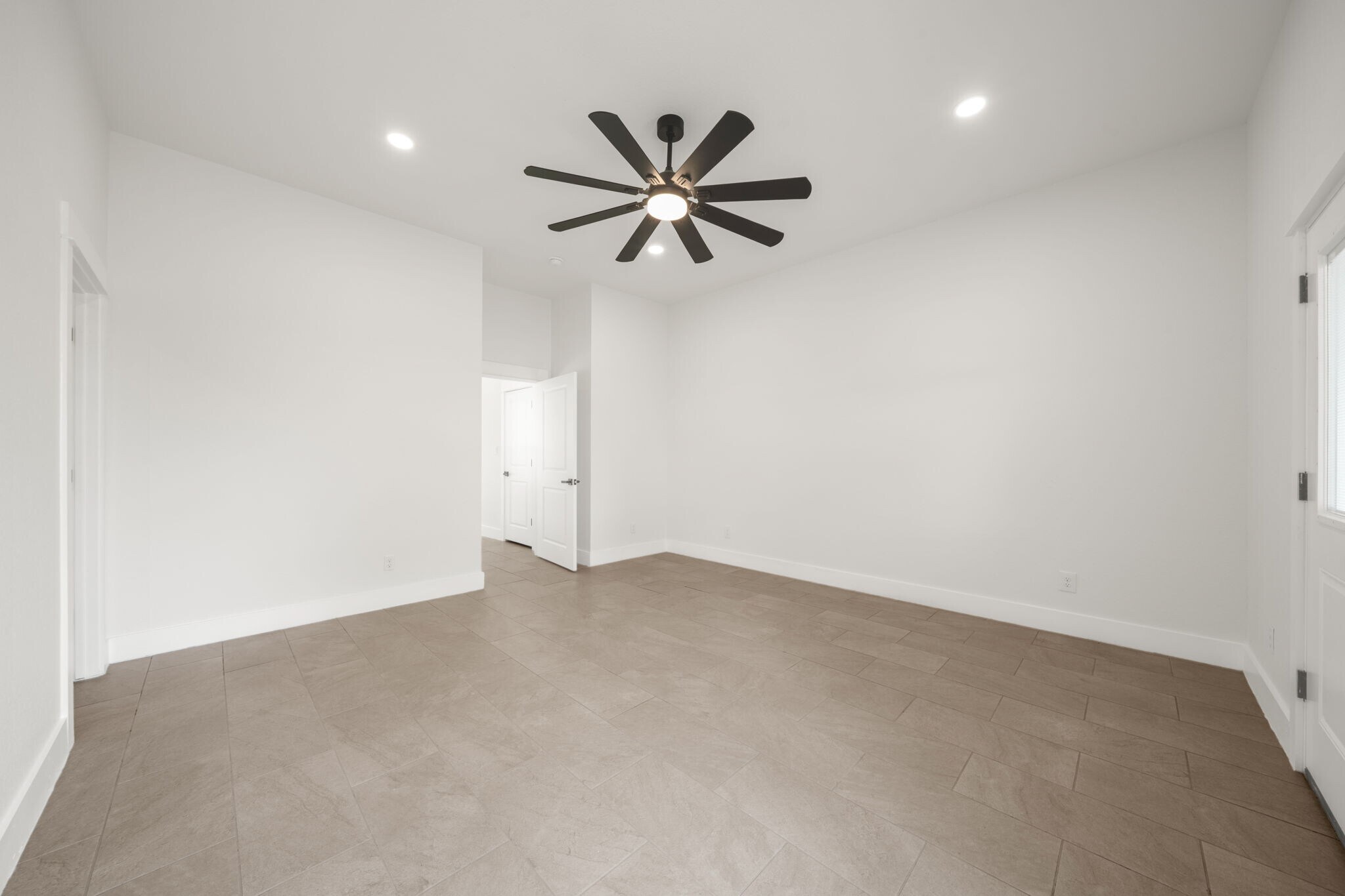 Building Photo - Room in Townhome on Princeton Ave