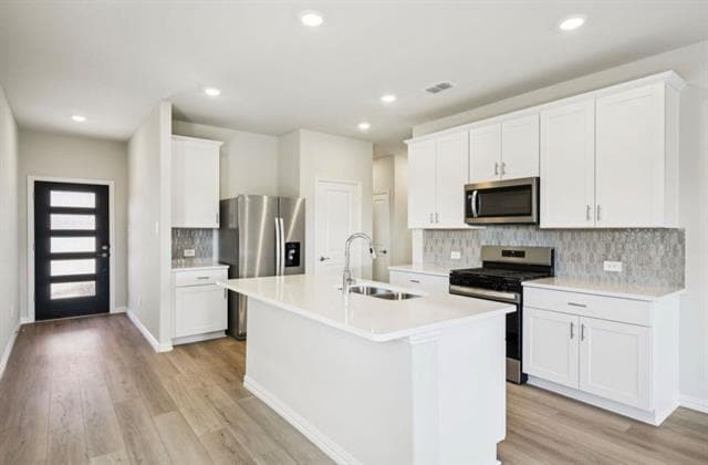 Building Photo - 710 Leavenworth Dr