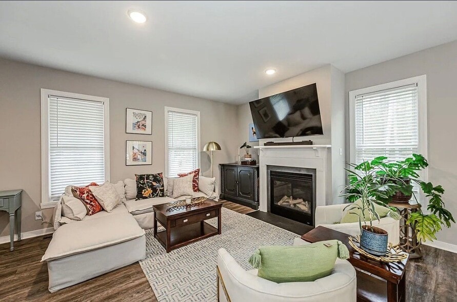 Building Photo - 421 Pagebrook Dr