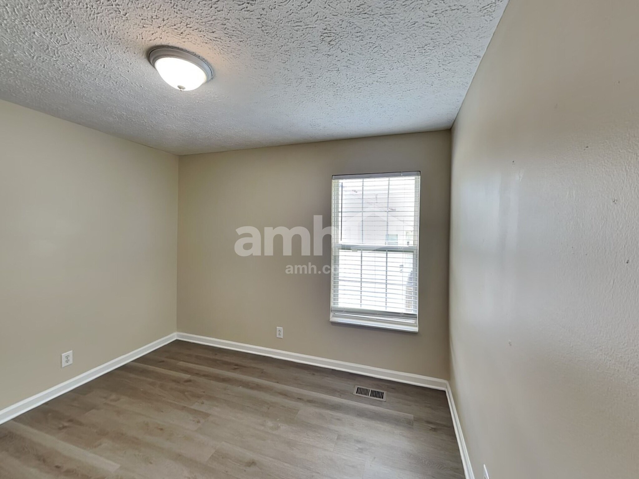Building Photo - 3000 S Waterford Ct