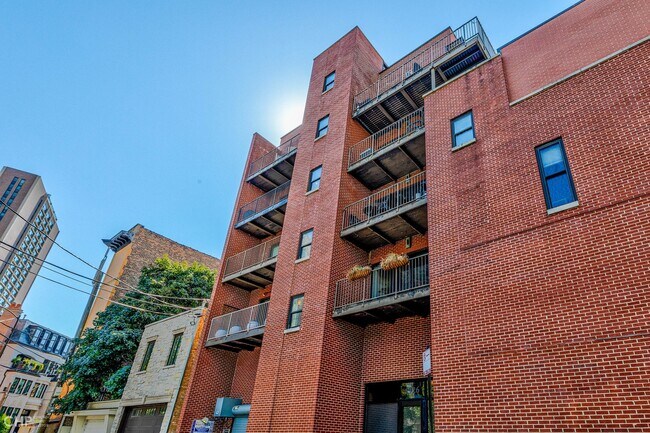 Building Photo - 1926 N Lincoln Park W