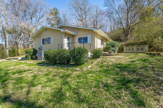 Building Photo - 3 Bedroom, 1 Bath home in the heart of Red...