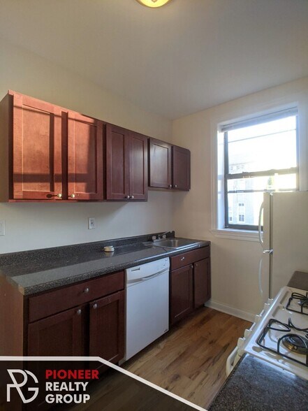 Primary Photo - 822 W Waveland Ave