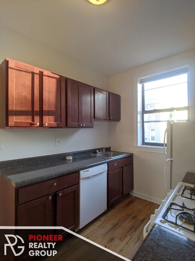 Building Photo - 822 W Waveland Ave