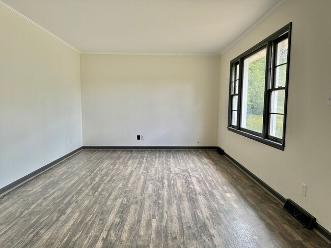 Building Photo - Peaceful Country Living on 1+ Acres Just Minutes from Downtown Franklin