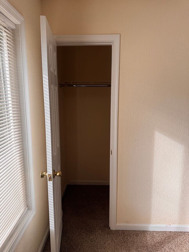 Building Photo - 2 Bedroom || 1 Bathroom Townhome