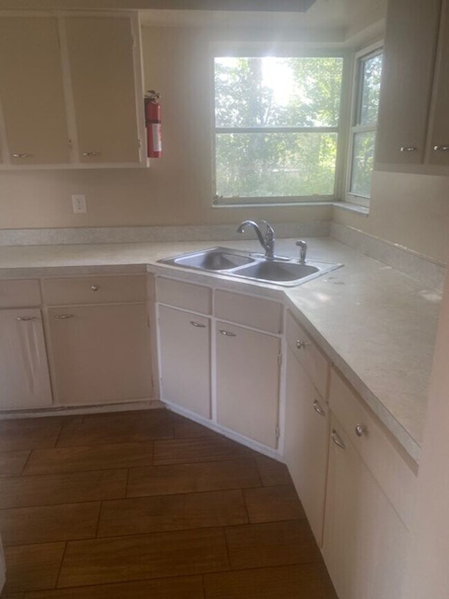 Building Photo - 2 Bed 1 Bath Home | Pet Friendly with Fenced Yard | Washer Dryer Hook Ups | Section 8 Welcome