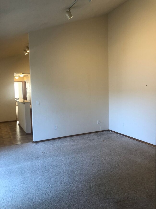 Building Photo - 2-Bedroom Duplex in Prime Corvallis Location!