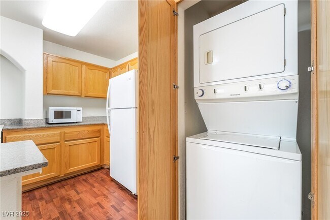 Building Photo - 7275 Phlox Rd